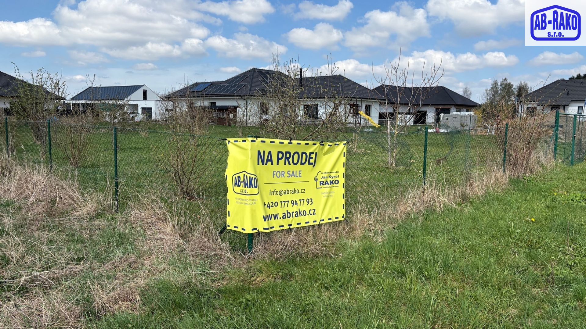 SLEVA! Dokonalý staveb. pozemek, sítě, na dohled J. Hradce - titulní obrázek