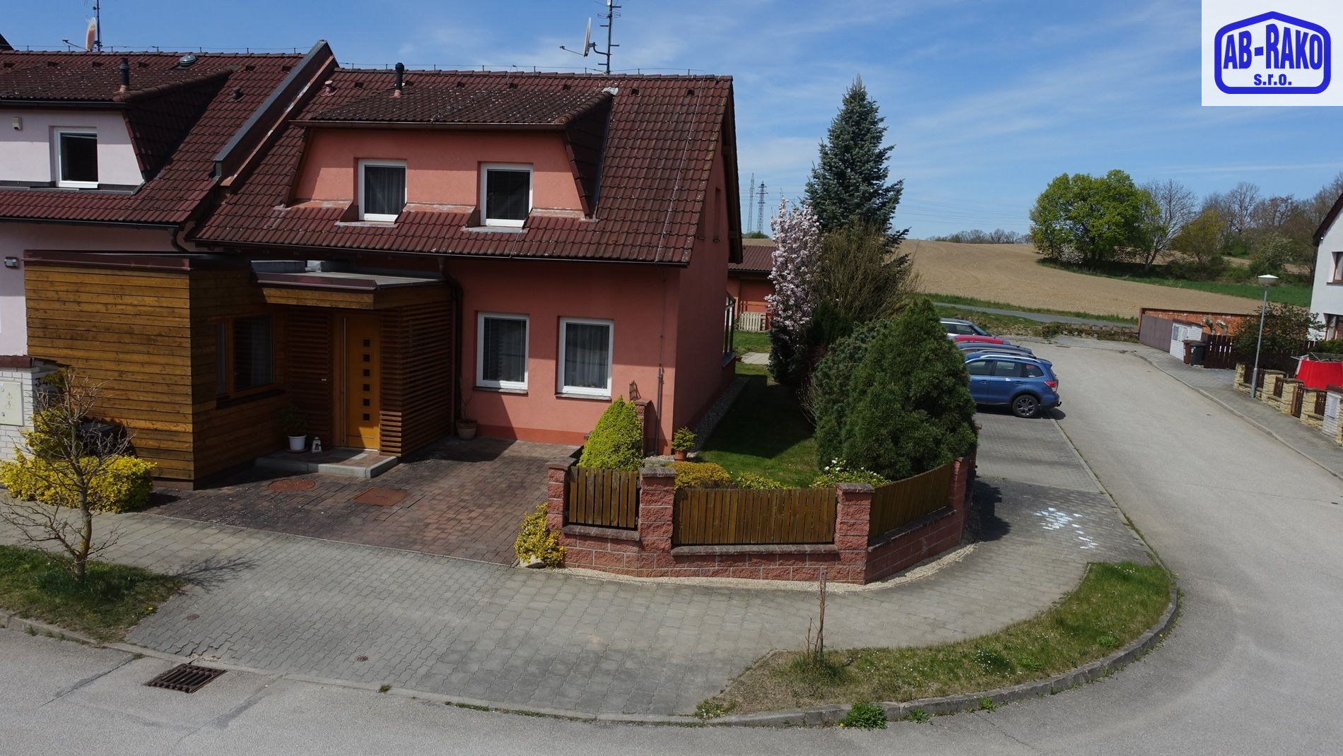 Neodolatelný RD na okraji J. Hradce s garáží a apartmánem - titulní obrázek